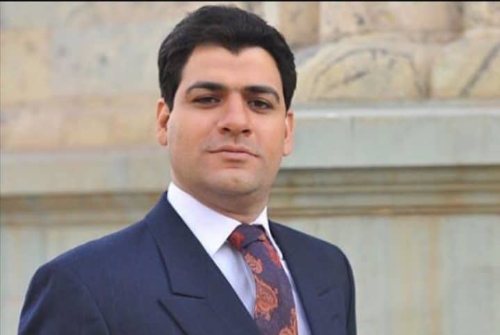 علی فرجام فر متولد ۱۳۶۱ تهران بازیگر و کارگردان تئاتر و سینما مدرس دانشگاه مدیر مسئول آموزشگاه آزاد سینمایی هنرپیشه فارغ التحصیل در مقطع کارشناسی بازیگری دانشگاه آزاد اسلامی فارغ التحصیل مقطع کارشناسی ارشد کارگردانی دانشگاه آزاد اسلامی علی فرجام فر فعالیت سینمایی خود را از سال ۱۳۷۸ با شرکت در دوره های آموزشی بازیگری_فیلمسازی باشگاه تلویزیونی جوان آغاز نمود اولین نقش خود را در سال ۱۳۸۱ در تئاتر سالومه اثر اسکار وایلد ایفا نمود و پس از آن در ده ها تئاتر در مقام بازیگر و کارگردان ظاهر شد از کارهای تلوزیونی و سینمایی وی می توان به سریال عبور از پاییز ، کلاه پهلوی ، فیلم سینمایی یتیمخانه ایران ، سریال معمای شاه و سریال اژدهای هفت سر اشاره کرد