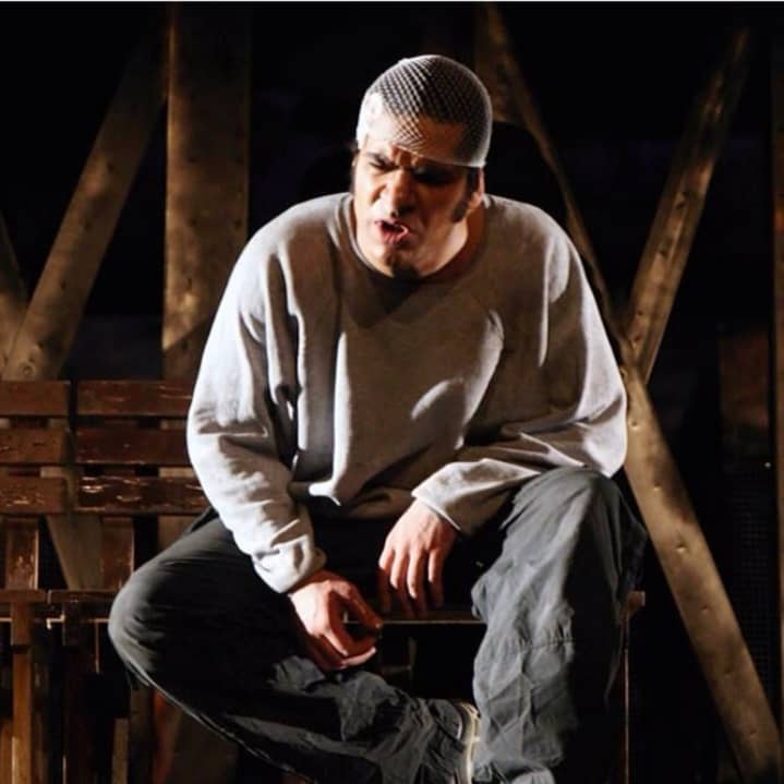 علی فرجام فر متولد ۱۳۶۱ تهران بازیگر و کارگردان تئاتر و سینما مدرس دانشگاه مدیر مسئول آموزشگاه آزاد سینمایی هنرپیشه فارغ التحصیل در مقطع کارشناسی بازیگری دانشگاه آزاد اسلامی فارغ التحصیل مقطع کارشناسی ارشد کارگردانی دانشگاه آزاد اسلامی علی فرجام فر فعالیت سینمایی خود را از سال ۱۳۷۸ با شرکت در دوره های آموزشی بازیگری_فیلمسازی باشگاه تلویزیونی جوان آغاز نمود اولین نقش خود را در سال ۱۳۸۱ در تئاتر سالومه اثر اسکار وایلد ایفا نمود و پس از آن در ده ها تئاتر در مقام بازیگر و کارگردان ظاهر شد از کارهای تلوزیونی و سینمایی وی می توان به سریال عبور از پاییز ، کلاه پهلوی ، فیلم سینمایی یتیمخانه ایران ، سریال معمای شاه و سریال اژدهای هفت سر اشاره کرد